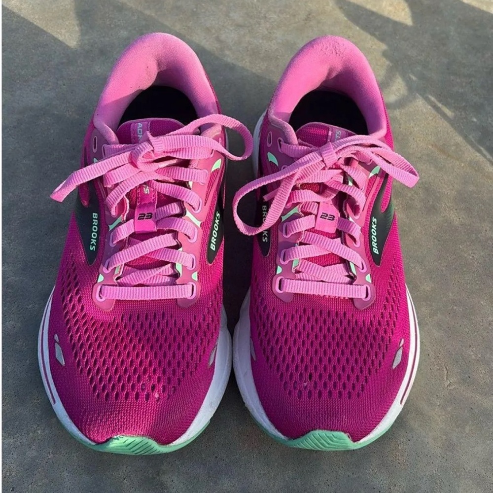Brooks Adrenaline GTS 23 running shoes in a pink/magenta colorway🤍‼️